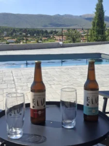 Καλοκαιρινή δροσιά με παγωμένες μπύρες δίπλα στα καταγάλανα νερά της ιδιωτικής πισίνας.