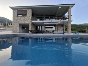 Παραδοσιακή πέτρινη βίλα προς ενοικίαση στα Βίλια με μεγάλη ιδιωτική πισίνα και άνετους χώρους.